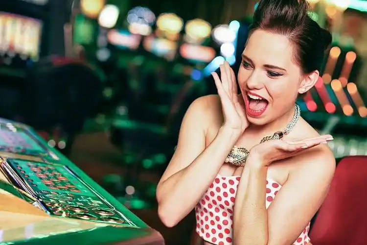 Pengguna berinteraksi dengan dealer kasino langsung melalui fitur live chat di thr77